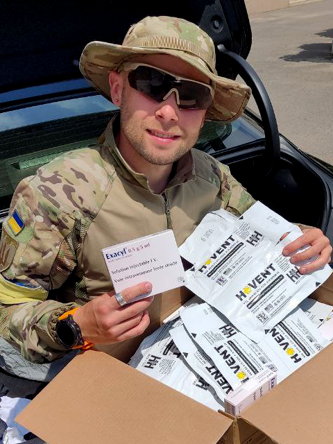 Ukrainian soldier with hemostatic medicine